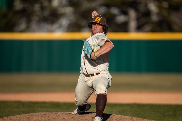 Broncbusters use big sixth inning to down Ranger