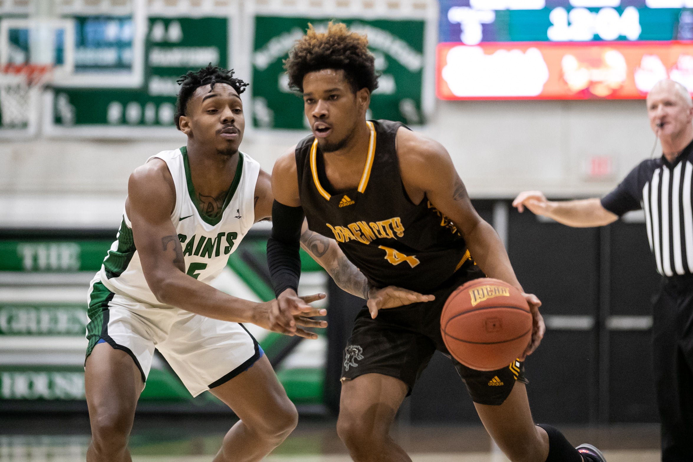 Elliott leads three in double figures as Broncbusters take down Saints