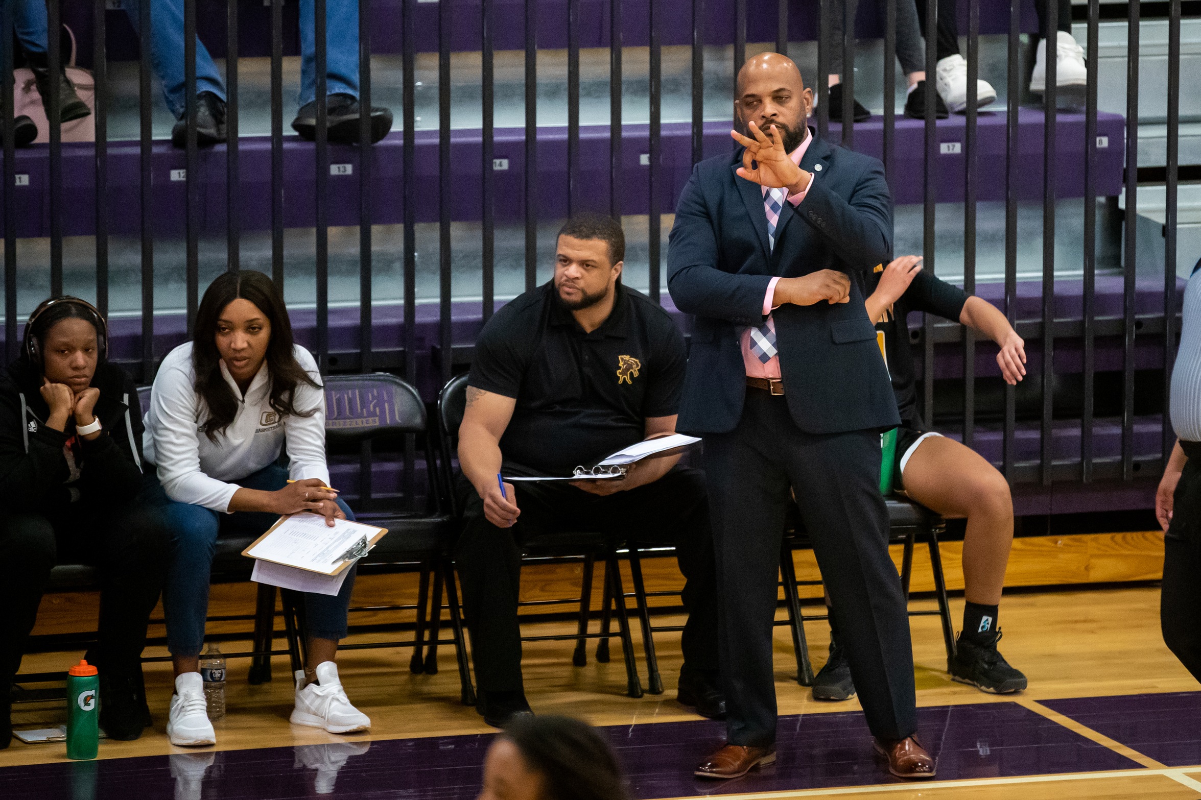 Scales resigns as women's basketball coach