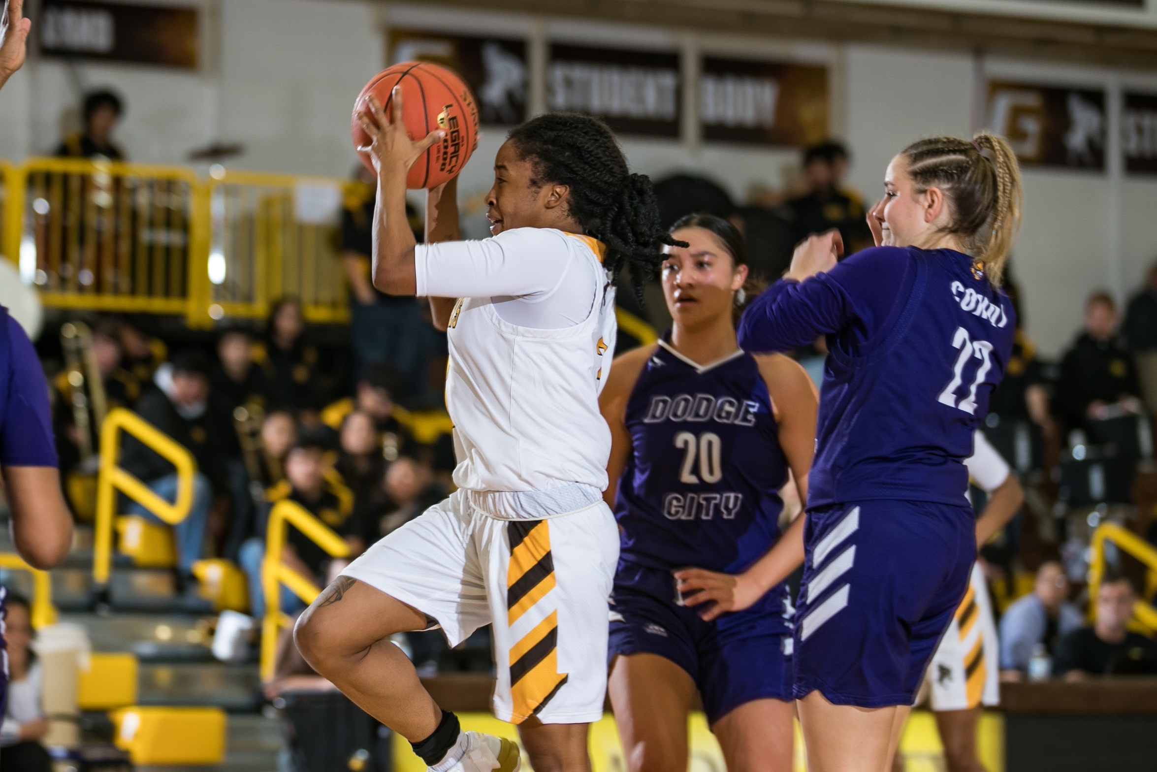Broncbuster women fall at home to Dodge City