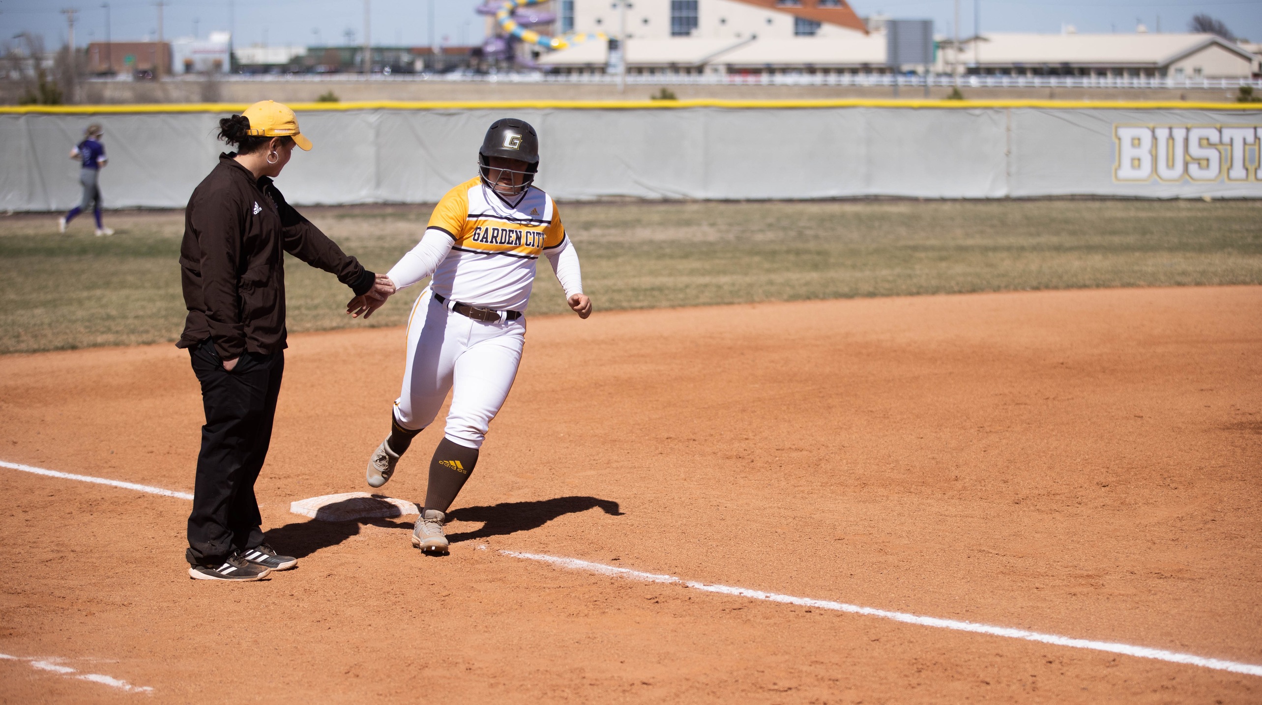 Robinson homers twice, Broncbusters complete sweep of Dodge